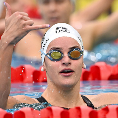 Kaylee McKeown celebrates Australian and Commonwealth record at Sydney Open