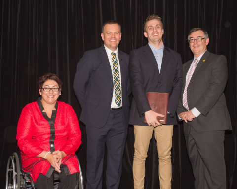 Glenn Tasker presents Paralympian Matt Cowdrey with an award.